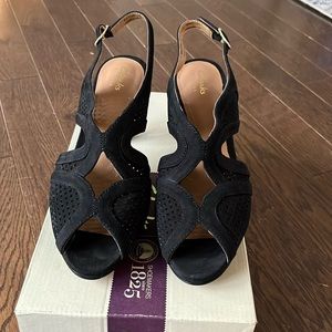 Clarks Delsie Grace Black- EUC